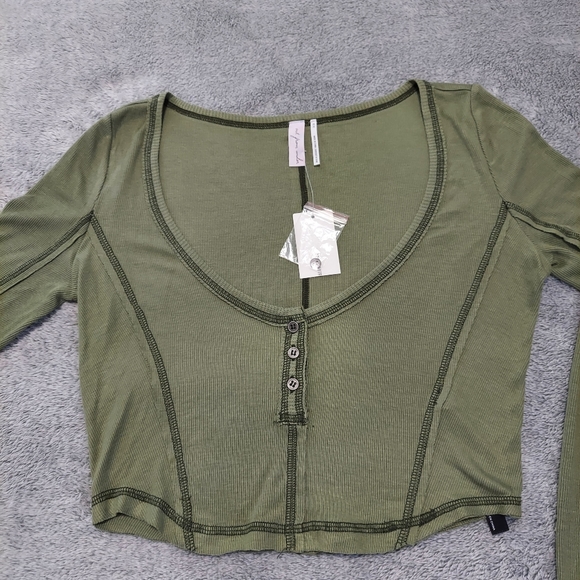 NWT Urban Outfitters Olive Cropped Tee - Picture 3 of 7